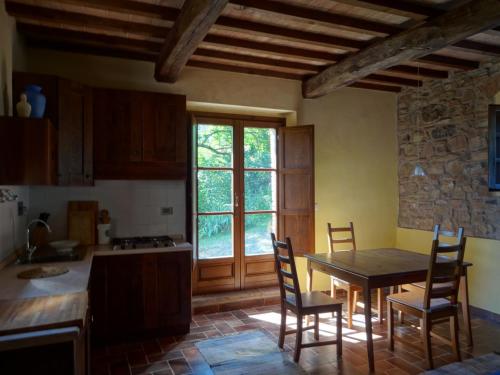 蒙泰卡蒂尼瓦尔迪切奇纳Agriturismo Palareta的厨房配有桌椅和窗户。