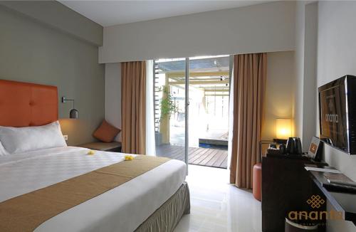 勒吉安阿南塔勒吉安酒店的酒店客房,设有床和滑动玻璃门