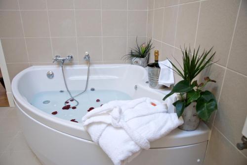 阿尔卡尼斯维拉蒙特酒店的浴室配有浴缸,卫生间配有毛巾