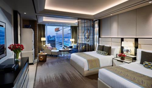 马尼拉Solaire Resort Entertainment City的酒店客房设有两张床和一个阳台。