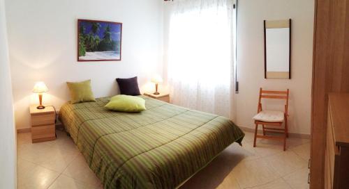 阿尔图拉Apartamento Praia de Altura-Terraço BBQ-Wfi-AC的卧室配有床、椅子和窗户。