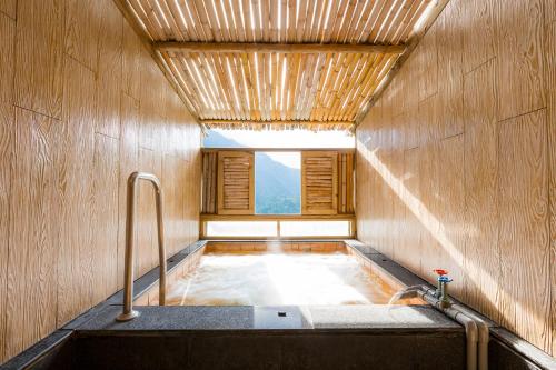 泰安乡錦水溫泉飯店的窗户客房内的浴缸