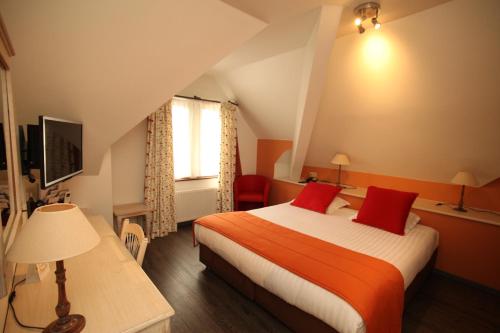 Wemmel玫瑰园酒店的配有红色枕头的床的酒店客房