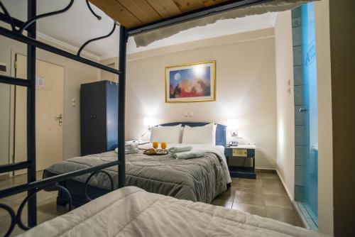 比雷埃夫斯安尼塔酒店的一间卧室,配有两张床