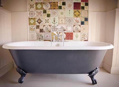 萨默顿白鹿宾馆的带浴缸的浴室和瓷砖墙