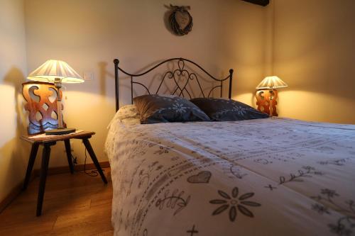 Schillersdorf苏部雷黑赛尔住宿加早餐旅馆的一间卧室配有一张带两张台灯的床。