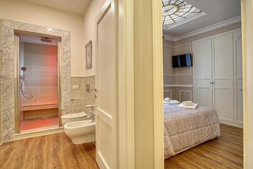 佛罗伦萨Art Apartment Luxury Family suite的一间卧室配有一张床,浴室设有淋浴。