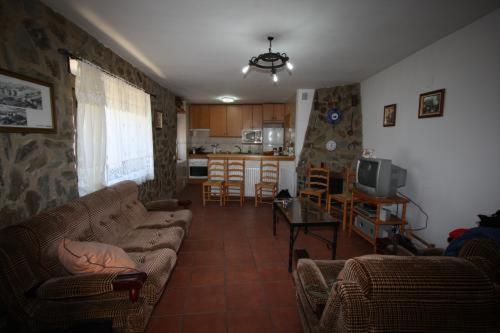 Solana de ávilaCasa Rural el Huerto的客厅配有沙发和桌子