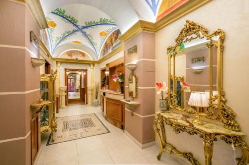 罗马福特酒店的浴室设有金色镜子和水槽