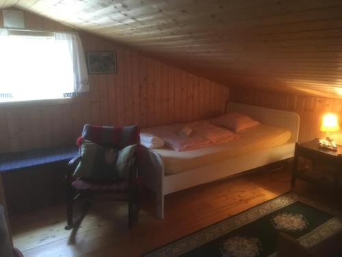 FagerstrandHoliday Home Sondre Hallangen的一间小卧室,配有一张床和一把椅子