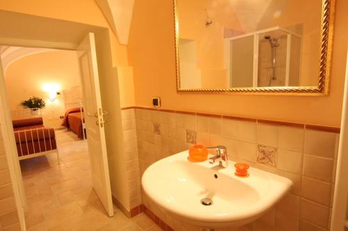 卡萨拉诺B&B Ippocastano的浴室设有白色水槽和镜子