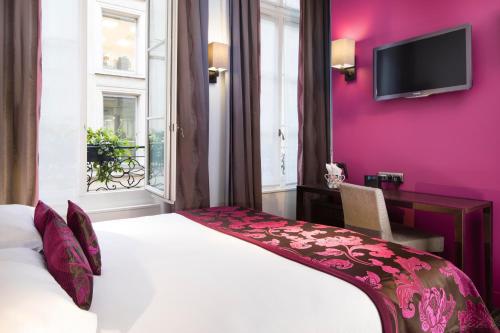 巴黎Hôtel Paris Louvre Opéra的卧室配有白色的床和紫色墙壁