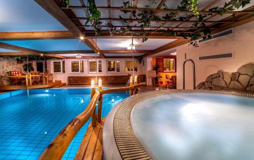 维斯普雷姆美第奇别墅及餐饮酒店的游泳池,位于带游泳池的房子里