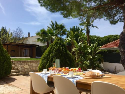 阿尔豪林德拉托里B&B Villa Pinos Málaga的花园内一张带食物的木桌