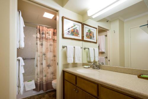 檀香山Sweetwater at Waikiki, VRI Americas的一间带水槽和淋浴的浴室