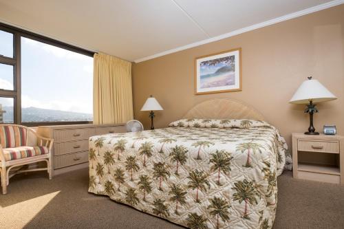 檀香山Sweetwater at Waikiki, VRI Americas的一间卧室设有一张床和一个大窗户