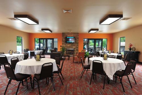 威斯康星戴尔贝克斯日落海湾度假酒店的宴会厅配有桌椅和壁炉