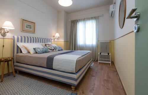 雅典雅典奥贝索路特III公寓的一间卧室设有一张床和一个窗口