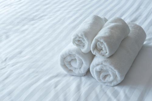 科罗娜Holiday Inn Express & Suites Corona, an IHG Hotel的床上用毛巾制成的毛巾动物