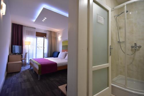 萨拉热窝赫克酒店的酒店客房配有一张床和淋浴