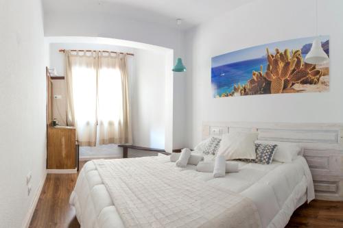 伊维萨镇伊维萨岛旅馆的白色卧室配有一张带枕头的大白色床
