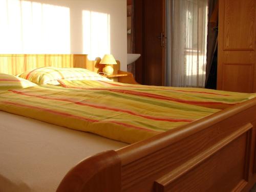圣卡尼兹马克陶公寓的一张大床,上面有条纹毯子