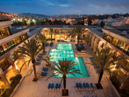 耶路撒冷丹能酒店内部或周边的泳池