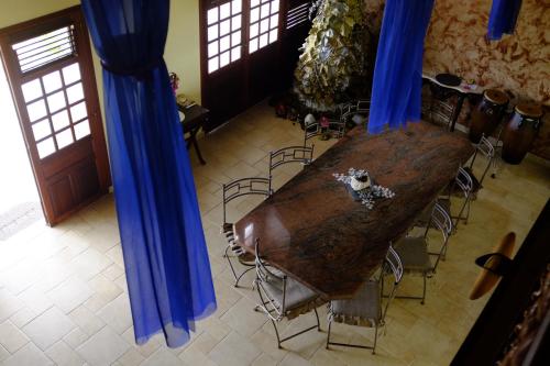 勒马兰瑞菲尔住宿加早餐旅馆的一张长木桌,房间配有蓝色窗帘