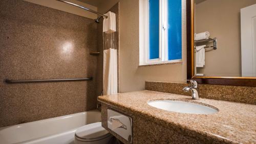 莫罗贝莫罗贝市中心信风贝斯特韦斯特酒店的一间带水槽、卫生间和镜子的浴室