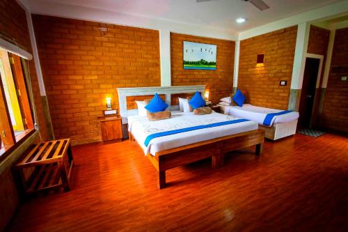锡吉里亚Elephas Resort & Spa的一间卧室,配有两张床