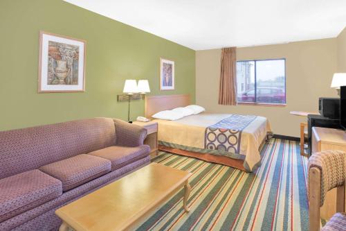 East Moline东莫林速8酒店的酒店客房,配有床和沙发