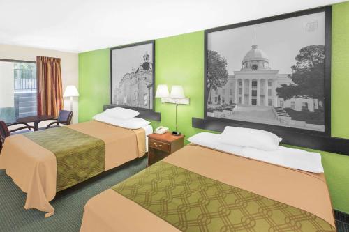 莫比尔莫比尔速8酒店的酒店客房带两张床,大楼