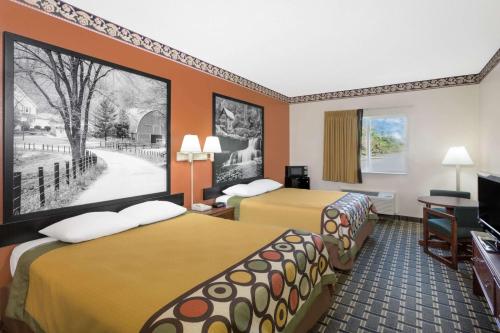 雅典阿森斯速8汽车旅馆的酒店客房设有两张床和一台平面电视。