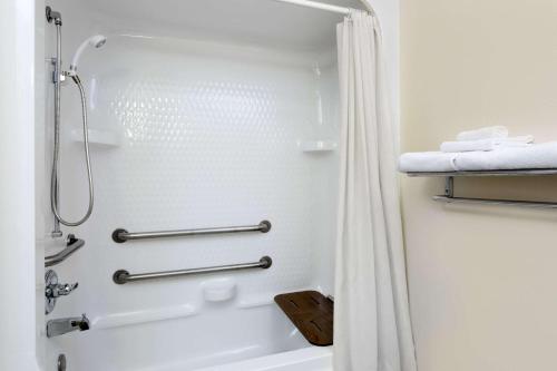 雅典阿森斯速8汽车旅馆的带淋浴和浴帘的浴室