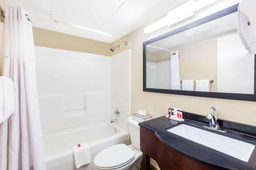 弗雷德里克弗雷德里克速8酒店的一间带水槽、卫生间和镜子的浴室
