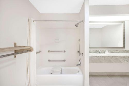 科珀斯克里斯蒂科珀斯克里斯蒂速8酒店的白色的浴室设有浴缸和水槽。