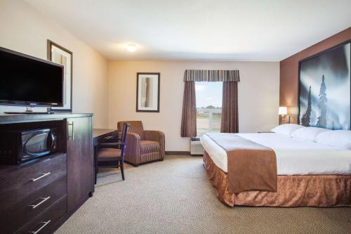 Meadow Lake草甸湖速8酒店的配有一张床和一台平面电视的酒店客房