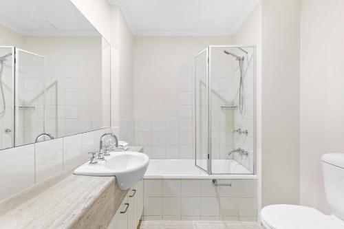 墨尔本Aligned Corporate Residences Kew的白色的浴室设有水槽和淋浴。