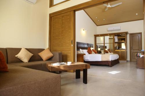 卡拉奇梦幻度假胜地，酒店及高尔夫球场的客厅配有沙发和1张床