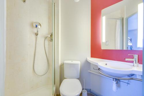 布里尼奥勒B&B HOTEL Brignoles的带淋浴、卫生间和盥洗盆的浴室