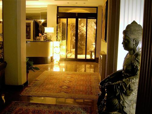 索里亚诺内尔奇米诺拉巴斯蒂亚度假酒店 的坐在大厅里的女人的雕像