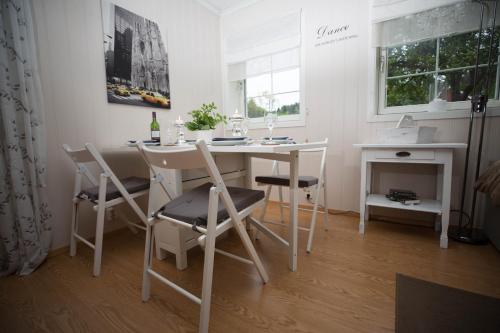 特隆赫姆兰黑姆公寓的白色的用餐室配有桌椅