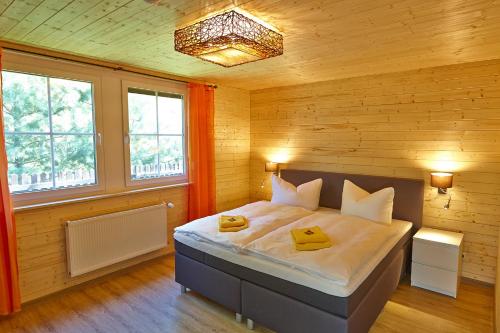 BertingenLa Porte的一间卧室配有一张带两张黄色毛巾的床