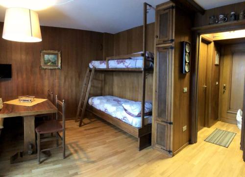 布勒伊-切尔维尼亚Golf & SKI studio的客房设有两张双层床和一张桌子。