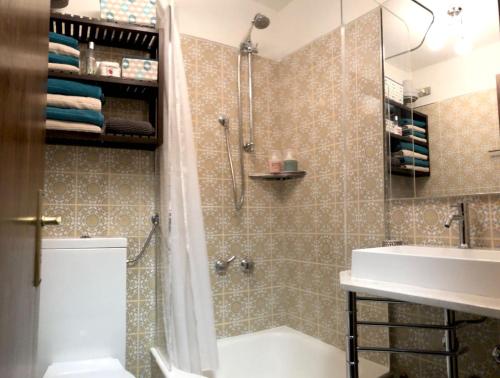 布勒伊-切尔维尼亚Golf & SKI studio的带淋浴、卫生间和盥洗盆的浴室