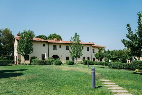 蒙泰斯佩尔托利Gatto Bianco Tizzauli的前面有草坪的大房子
