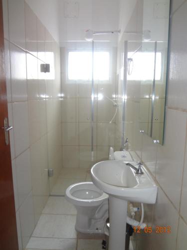 乌贝拉巴Hotel Ox Inn的白色的浴室设有卫生间和水槽。