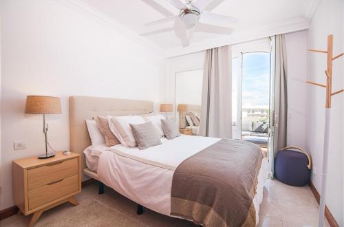 阿雷西费Rooms & Suites Terrace 4C的白色的卧室设有床和窗户