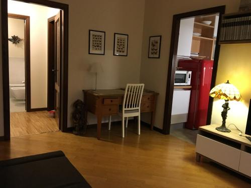 代森扎诺-德尔加达Horto Terapeutico Home的客房设有桌子、椅子和厨房