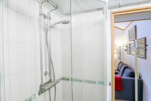 兰德维特Comfortable Cottage at Scenic Lake的浴室里设有玻璃门淋浴